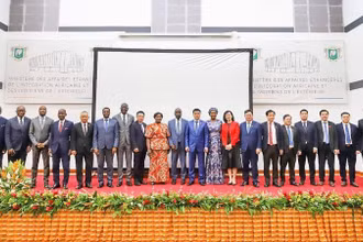 Phó Chủ tịch Quốc hội Vũ Hồng Thanh và các đại biểu tham dự Hội thảo “Chính sách và hợp tác kinh tế Việt Nam-Bờ Biển Ngà: Thành tựu và triển vọng”. (Ảnh: TTXVN)