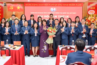 Ban Chấp hành Đảng bộ cơ quan Nhà xuất bản Chính trị quốc gia Sự thật khóa IX, nhiệm kỳ 2025-2030 ra mắt Đại hội.