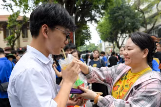 Thí sinh vui vẻ cùng gia đình khi kết thúc môn thi Ngữ văn buổi sáng.