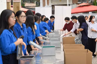 Thí sinh gửi lại các thiết bị, đồ dùng cá nhân trước khi vào phòng thi sáng 26/6 (Ảnh: THẾ ĐẠI)