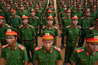 Hơn 800 chiến sĩ Công an nhân dân thuộc 4 khối, đứng nghiêm trang luyện tập trong những ngày nắng nóng.