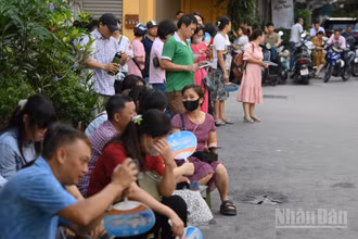 Phụ huynh chờ đợi trước điểm thi Trường trung học cơ sở Nguyễn Trường Tộ. (Ảnh: THẾ ĐẠI)