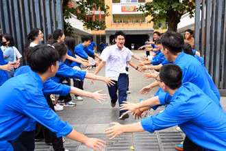 Thí sinh ăn mừng sau khi kết thúc môn thi cuối cùng của kỳ thi tuyển sinh lớp 10 THPT không chuyên tại Hà Nội.