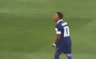 Mbappé bị thủ môn Paraguay ném bóng vào người sau khi trận đấu kết thúc