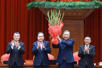 Ban Chấp hành Trung ương Đảng khoá XIV đã thống nhất tuyệt đối bầu đồng chí Tô Lâm, Tổng Bí thư Ban Chấp hành Trung ương Đảng khoá XIII tiếp tục giữ chức Tổng Bí thư Ban Chấp hành Trung ương Đảng khoá XIV. Ảnh: TTXVN