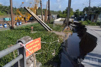 Vụ sạt lở nghiêm trọng xảy ra ở phần dốc cầu kênh Xáng Cụt.