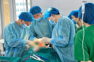 Ê-kip phẫu thuật tiến hành bóc tách khối u nằm ở vị trí khó.