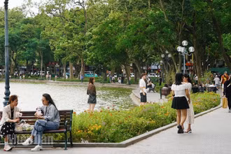 Người dân Hà Nội thích thú “check-in” khi gió lạnh đầu mùa về