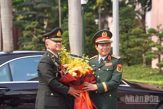 Đại tướng Nguyễn Tân Cương, Ủy viên Trung ương Đảng, Ủy viên Thường vụ Quân ủy Trung ương, Tổng Tham mưu trưởng Quân đội nhân dân Việt Nam, Thứ trưởng Quốc phòng đón đoàn đại biểu quân sự cấp cao Quân đội Hoàng gia Thái Lan do Đại tướng Songwit Noonpackdee, Tư lệnh Lực lượng Quốc phòng Thái Lan.