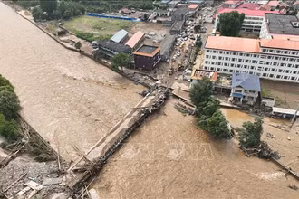 Một đoạn đường và cây cầu bị hư hại do lũ quét tại Thiên Tân, Trung Quốc ngày 28/7/2025. Ảnh: THX/TTXVN