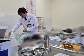 Người cao tuổi, dân văn phòng điều trị bệnh mạn tính bằng Đông y 