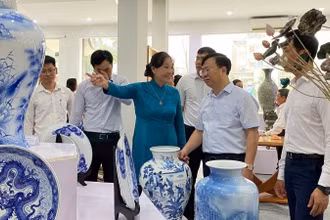 Lãnh đạo Sở Công thương Hà nội tham quan các sản phẩm trưng bày tại triển lãm.