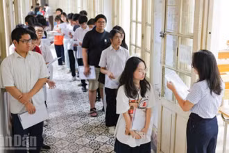 Thí sinh tham dự kỳ thi tuyển sinh lớp 10 tại điểm thi trường Trung học phổ thông Trần Phú (Hà Nội). Ảnh: ĐẠI THẮNG 