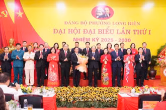Lãnh đạo Thành ủy Hà Nội chúc mừng Ban Chấp hành Đảng bộ phường Long Biên nhiệm kỳ 2025-2030.