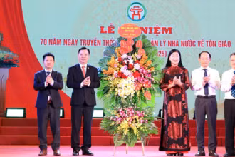 Chủ tịch Ủy ban Mặt trận Tổ quốc Việt Nam thành phố Hà Nội Nguyễn Lan Hương tặng hoa chúc mừng Sở Dân tộc và Tôn giáo thành phố.