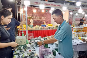 Người tiêu dùng mua sắm tại hội chợ.