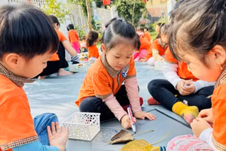 Các bạn nhỏ trong giờ hoạt động tạo hình con vật từ lá cây tại Trường mầm non Tuổi thơ (quận Hoàng Mai). 