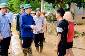 Phó Thủ tướng Chính phủ Mai Văn Chính thăm hỏi, động viên những gia đình bị ngập sâu tại xã Con Cuông.