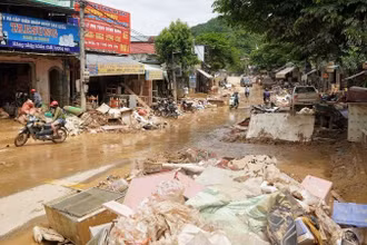 Nước rút, trung tâm xã Tương Dương ngổn ngang bùn đất và đồ đạc của người dân.