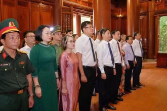 Đoàn đại biểu tưởng niệm Chủ tịch Hồ Chí Minh tại Khu di tích quốc gia đặc biệt Kim Liên.
