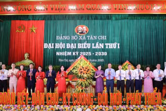 Lãnh đạo tỉnh Bắc Ninh tặng hoa chúc mừng Đại hội.