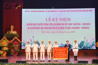 Bí thư Tỉnh ủy Nguyễn Văn Gấu trao tặng Công an tỉnh Bắc Ninh bức trướng với dòng chữ “ Trung thành, tận tuỵ, mưu trí, dũng cảm, vì nước quên thân, vì dân phục vụ”.