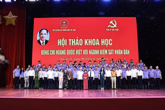 Các đại biểu chụp ảnh kỷ niệm cùng gia đình đồng chí Hoàng Quốc Việt.