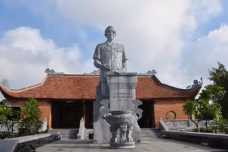 Tượng đài đồng chí Lê Quang Đạo tại quê hương phường Từ Sơn, tỉnh Bắc Ninh.