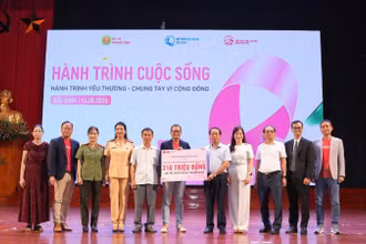 Chương trình "Hành trình Yêu thương" trao hỗ trợ và các phần quà dành tặng trẻ em có hoàn cảnh khó khăn trên địa bàn tỉnh Bắc Ninh.