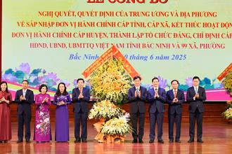 Đồng chí Nguyễn Duy Ngọc tặng hoa, chúc mừng Đảng bộ tỉnh Bắc Ninh.