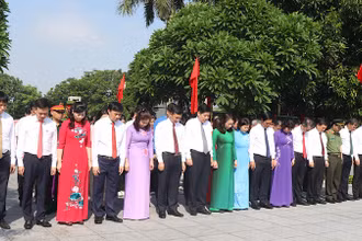 Đoàn đại biểu tỉnh Bắc Ninh thành kính tưởng niệm tại Khu lưu niệm Tổng Bí thư Nguyễn Văn Cừ (phường Phù Khê).