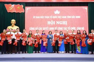 Phó Bí thư Tỉnh ủy Bắc Ninh Nguyễn Hương Giang trao quyết định và tặng hoa Ban Chấp hành Đảng bộ Mặt trận Tổ quốc tỉnh.