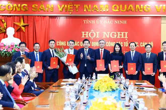 Đồng chí Nguyễn Văn Gấu, Bí thư Tỉnh ủy Bắc Ninh trao Quyết định tới các đồng chí lãnh đạo Ban Tổ chức Tỉnh ủy.
