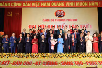 Lãnh đạo tỉnh tặng hoa chúc mừng Ban chấp hành Đảng bộ phường Phù Khê, nhiệm kỳ 2025-2030.