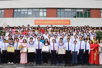 Thầy cô và các em học sinh xuất sắc được tuyên dương chụp ảnh kỷ niệm cùng các đồng chí lãnh đạo tỉnh.