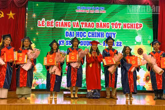 Nhà trường khen thưởng cho những sinh viên đạt tốt nghiệp loại xuất sắc. 