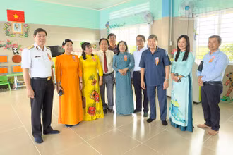 Đồng chí Trần Văn Rón cùng đại biểu tham quan ngôi trường Sao Mai. 