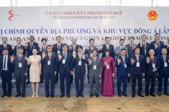 Các đại biểu chụp hình lưu niệm tại hội nghị.