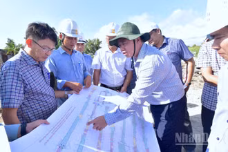 Phó Bí thư Thường trực Tỉnh ủy Cà Mau Huỳnh Quốc Việt (đội nón tay bèo) kiểm tra công tác giải phóng mặt bằng cao tốc đoạn qua tỉnh Cà Mau.