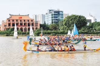 Hoạt động đua thuyền rồng trên sông Sài Gòn (Thành phố Hồ Chí Minh), một trong các hoạt động thu hút du lịch của thành phố. (Ảnh: MẠNH HẢO).