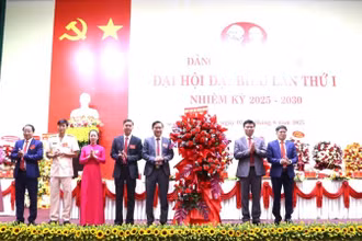 Lãnh đạo Thành ủy Huế tặng hoa chúc mừng Đại hội Đảng bộ xã Phú Vang.