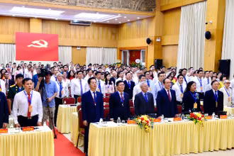 Các đại biểu thực hiện nghi lễ chào cờ trước khi bắt đầu Đại hội.