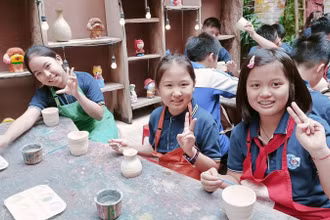 Các em học sinh trải nghiệm làm gốm ở Bát Tràng (xã Bát Tràng, Hà Nội).