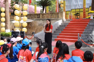 Khách du lịch đến với di sản Hoàng thành Thăng Long.