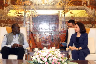 Phó Chủ tịch Ủy ban nhân dân thành phố Vũ Thu Hà làm việc cùng ông George O. Abungu.