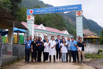 Đoàn thăm và làm việc tại Trạm y tế xã Dền Thàng, huyện Bát Xát, tỉnh Lào Cai. (Ảnh: PV)