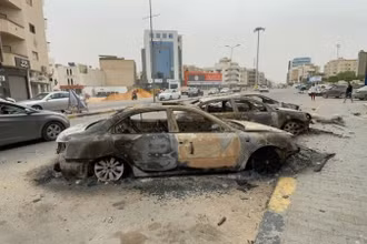Phương tiện bị phá hủy sau cuộc đụng độ tại Tripoli, Libya. (Ảnh: THX/TTXVN)