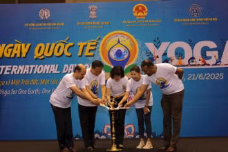 Ban Tổ chức thực hiện nghi lễ khởi động Ngày Quốc tế Yoga 2025. (Ảnh: BTC)