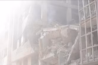 Tòa nhà bị phá hủy sau cuộc không kích của Israel tại Tehran, Iran. (Ảnh: THX/TTXVN)