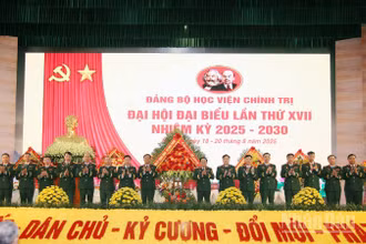 Đại tướng Trịnh Văn Quyết tặng hoa chúc mừng Ban Chấp hành Đảng bộ Học viện Chính trị nhiệm kỳ 2025-2030.